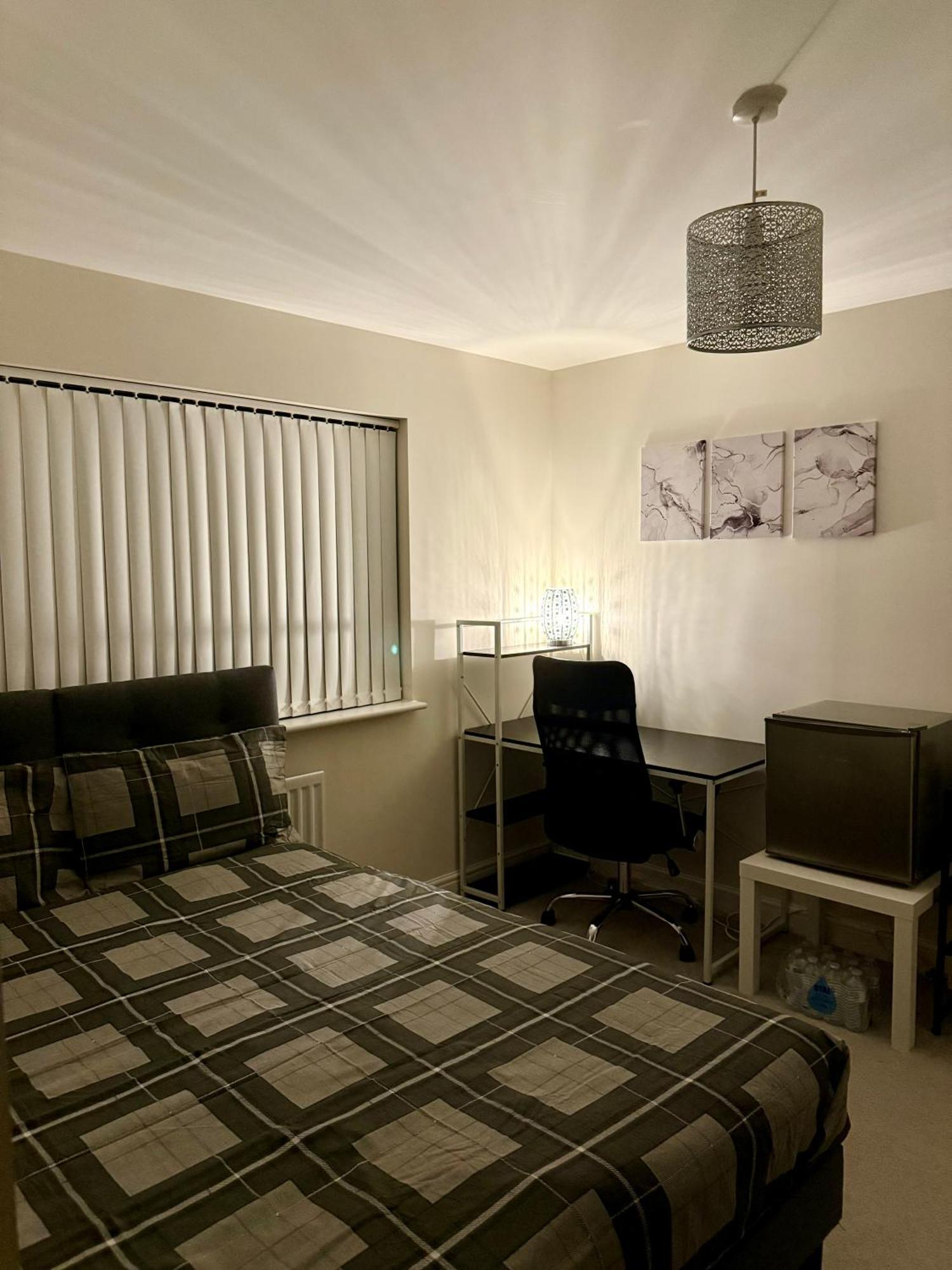 Large Double Room & Private Ensuite Bathroom, Badbury Park, Swindon, Near Great Western Hospital Eksteriør billede
