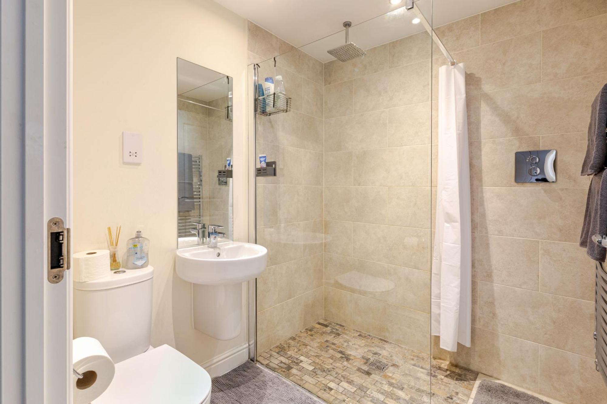 Large Double Room & Private Ensuite Bathroom, Badbury Park, Swindon, Near Great Western Hospital Eksteriør billede